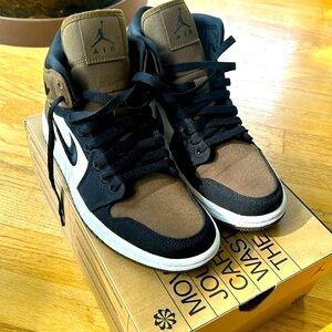 Nike Air Jordan 1 Mid Olive Toe (Women's) US 7